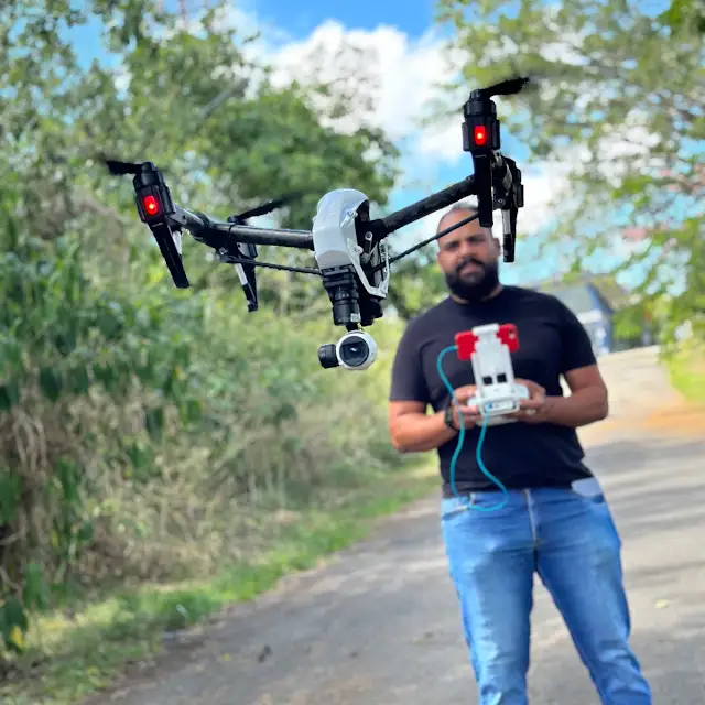 Zé Drone pilotando um drone DJI Inspire durante voo em campo aberto