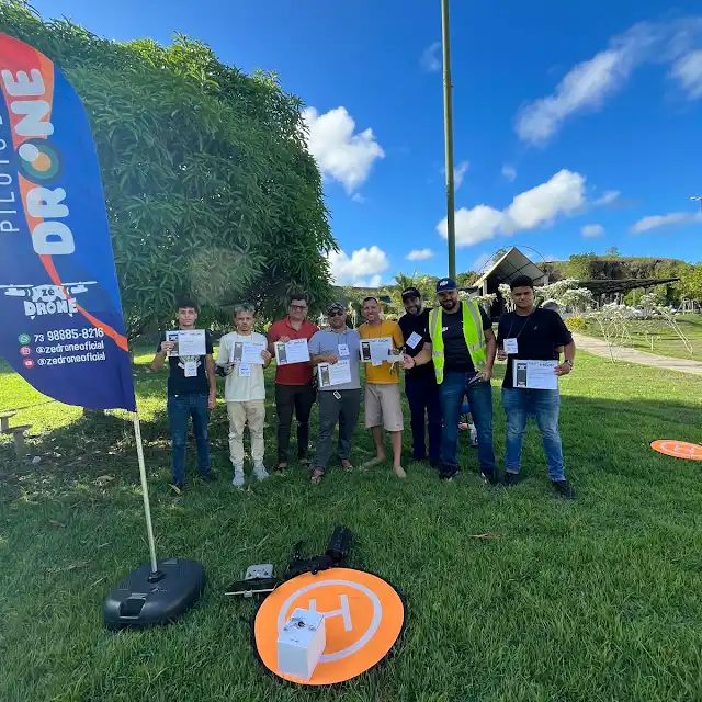 Turma reunida com os certificados ao lado da bandeira do Zé Drone
