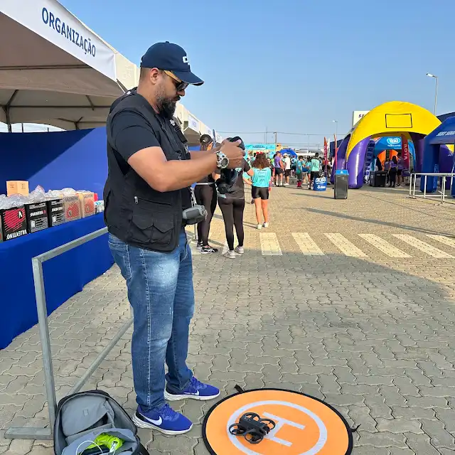 Zé Drone preparando o equipamento para cobertura de evento esportivo