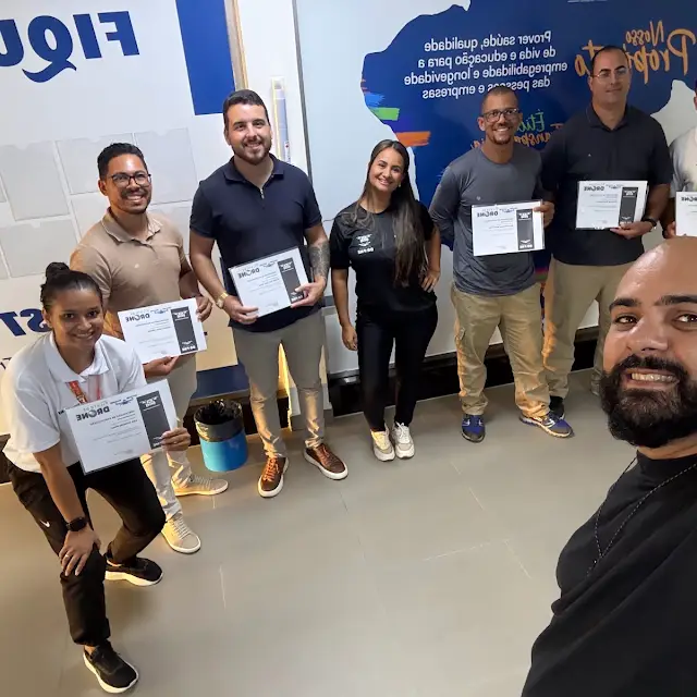 Turma corporativa comemorando a conclusão do treinamento com os certificados