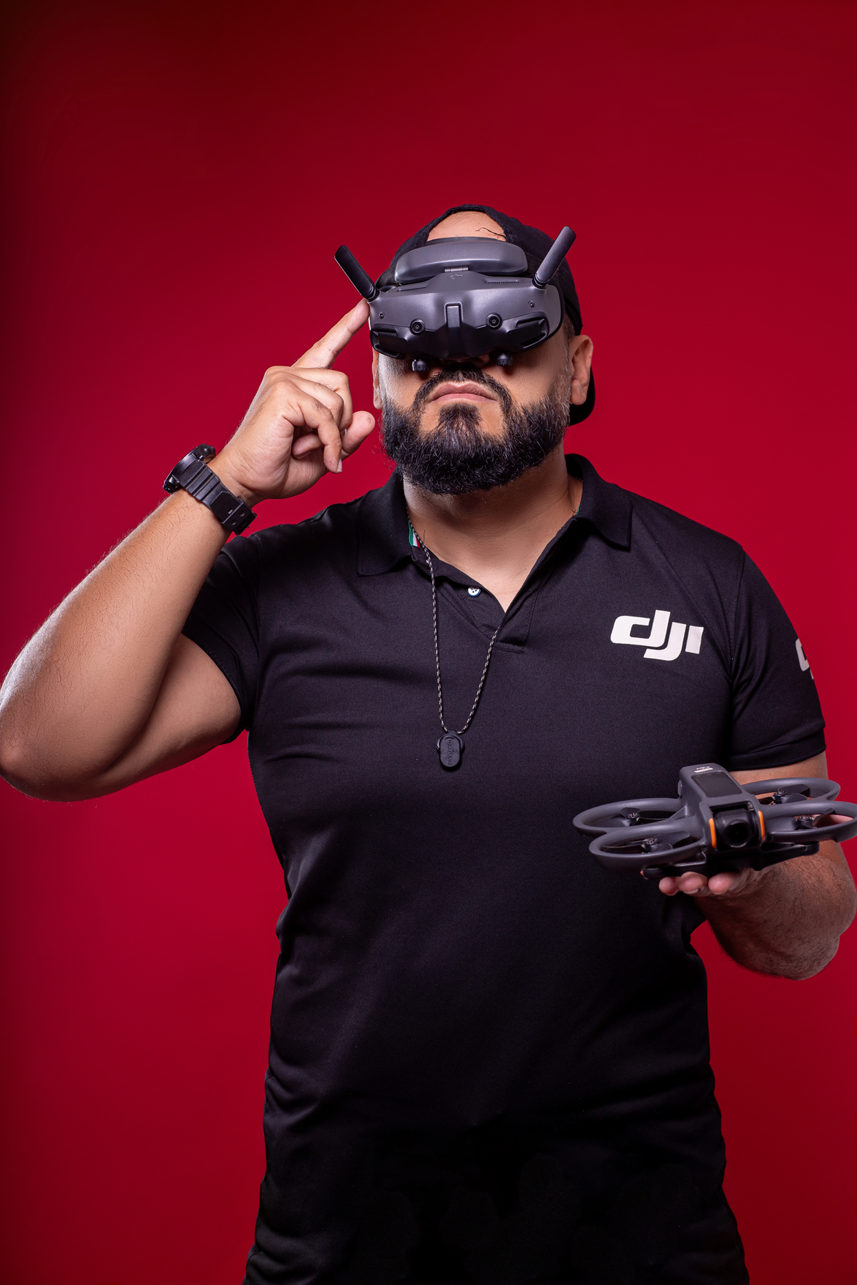 Zé Drone com óculos FPV segurando um drone DJI Avata