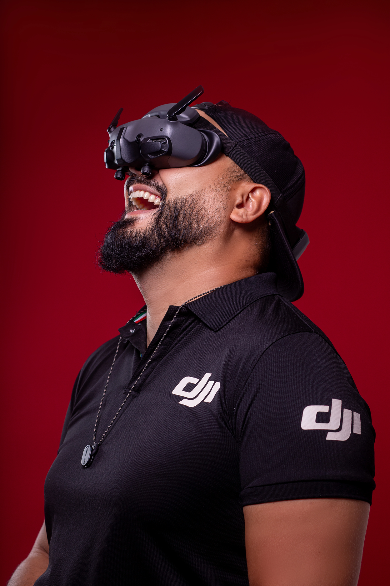 Zé Drone sorrindo com óculos de FPV DJI durante voo imersivo