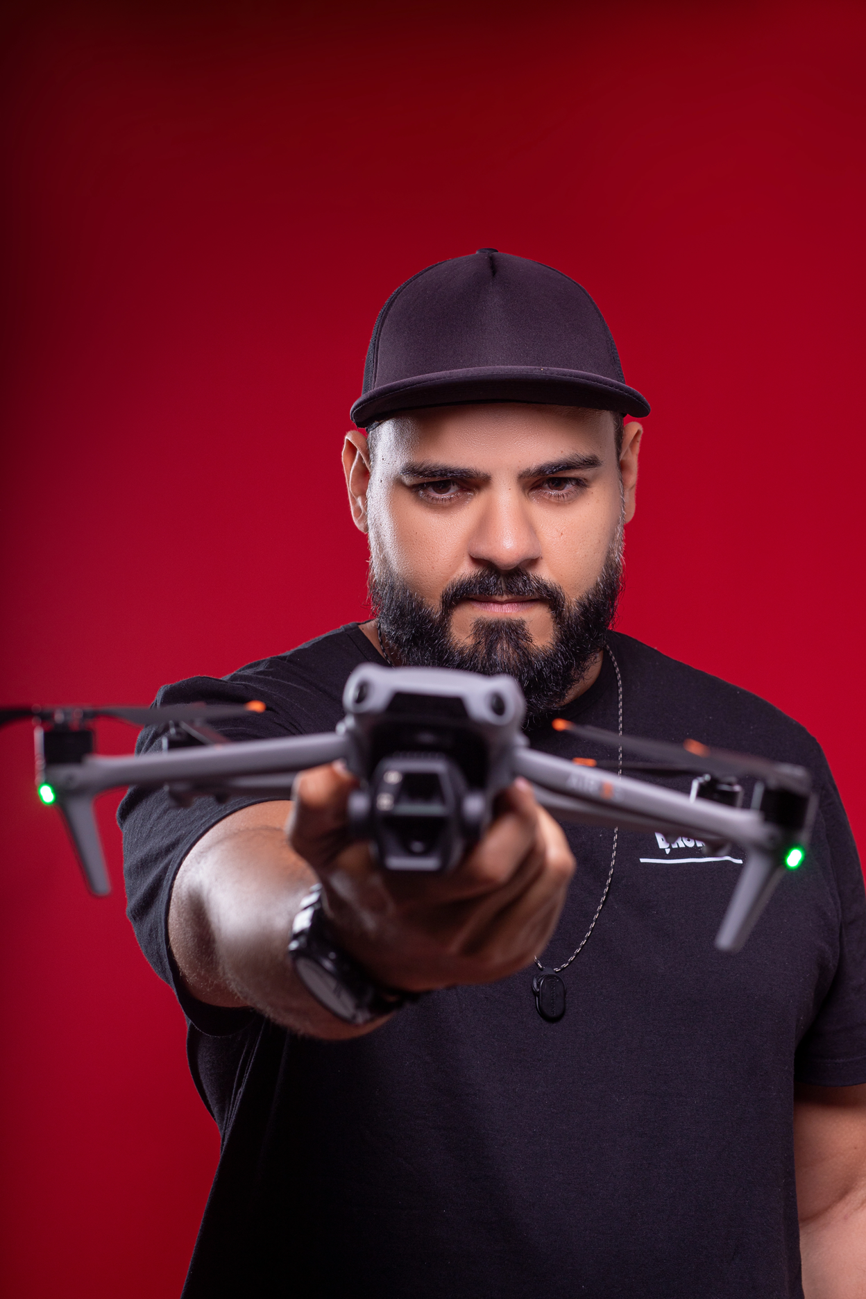 Zé Drone segurando um drone DJI apontado para a câmera