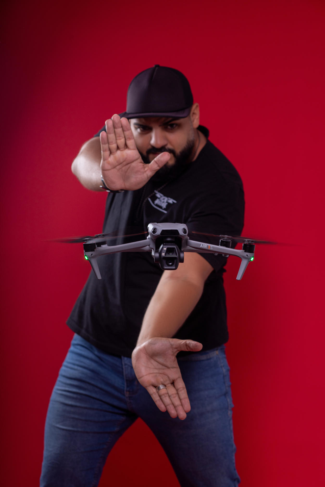 Zé Drone pilotando um drone DJI Air 3S em pleno voo